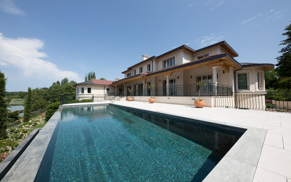 Construction d'une maison particulière au bord du lac Léman